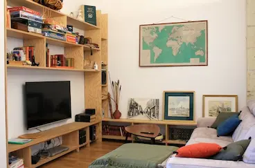 Coin TV avec bibliothèque et jeux de société.
